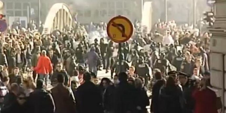 Provjedi u Sarajavu postali nasilni, foto: twitter.com Provjedi u Sarajavu postali nasilni, foto: twitter.com