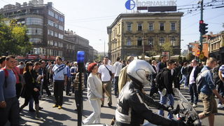 Sarajevo, 051009.
Nekoliko stotina navijaca FK Sarajeva i ostalih gradjana blokiralo je glavnu prometnicu u blizini Predsjednistva BiH u znak prosvjeda zbog ubojstva Vedrana Puljica, koji je ubijen u jucerasnjim krvavim neredima u Sirokom Brijegu.
Foto: Sarajevo, 051009.
Nekoliko stotina navijaca FK Sarajeva i ostalih gradjana blokiralo je glavnu prometnicu u blizini Predsjednistva BiH u znak prosvjeda zbog ubojstva Vedrana Puljica, koji je ubijen u jucerasnjim krvavim neredima u Sirokom Brijegu.
Foto: