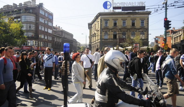 Sarajevo, 051009.
Nekoliko stotina navijaca FK Sarajeva i ostalih gradjana blokiralo je glavnu prometnicu u blizini Predsjednistva BiH u znak prosvjeda zbog ubojstva Vedrana Puljica, koji je ubijen u jucerasnjim krvavim neredima u Sirokom Brijegu. 
Foto: