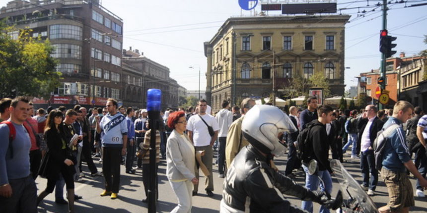 Sarajevo, 051009.
Nekoliko stotina navijaca FK Sarajeva i ostalih gradjana blokiralo je glavnu prometnicu u blizini Predsjednistva BiH u znak prosvjeda zbog ubojstva Vedrana Puljica, koji je ubijen u jucerasnjim krvavim neredima u Sirokom Brijegu.
Foto: Sarajevo, 051009.
Nekoliko stotina navijaca FK Sarajeva i ostalih gradjana blokiralo je glavnu prometnicu u blizini Predsjednistva BiH u znak prosvjeda zbog ubojstva Vedrana Puljica, koji je ubijen u jucerasnjim krvavim neredima u Sirokom Brijegu.
Foto: