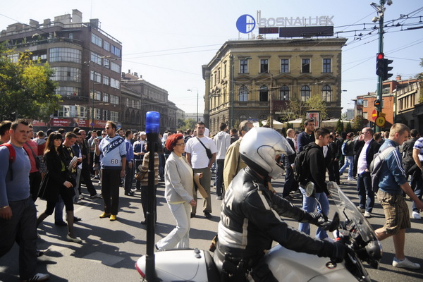 Sarajevo, 051009.
Nekoliko stotina navijaca FK Sarajeva i ostalih gradjana blokiralo je glavnu prometnicu u blizini Predsjednistva BiH u znak prosvjeda zbog ubojstva Vedrana Puljica, koji je ubijen u jucerasnjim krvavim neredima u Sirokom Brijegu.
Foto: Sarajevo, 051009.
Nekoliko stotina navijaca FK Sarajeva i ostalih gradjana blokiralo je glavnu prometnicu u blizini Predsjednistva BiH u znak prosvjeda zbog ubojstva Vedrana Puljica, koji je ubijen u jucerasnjim krvavim neredima u Sirokom Brijegu.
Foto: