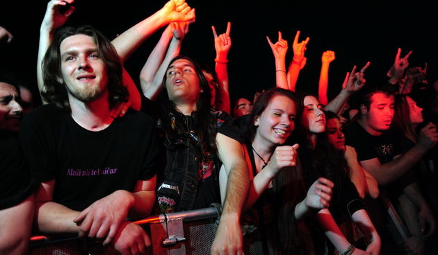 Zagreb, 080612.
Rokaj fest festival odrzava se u dvoristu popularnog zagrebackog kluba Mocvara.
Na fotografiji: publika.
Foto: Mladen Pobi / CROPIX