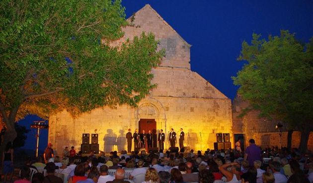 Smotra klapa otoka Paga 3. srpnja u Starom gradu u Pagu