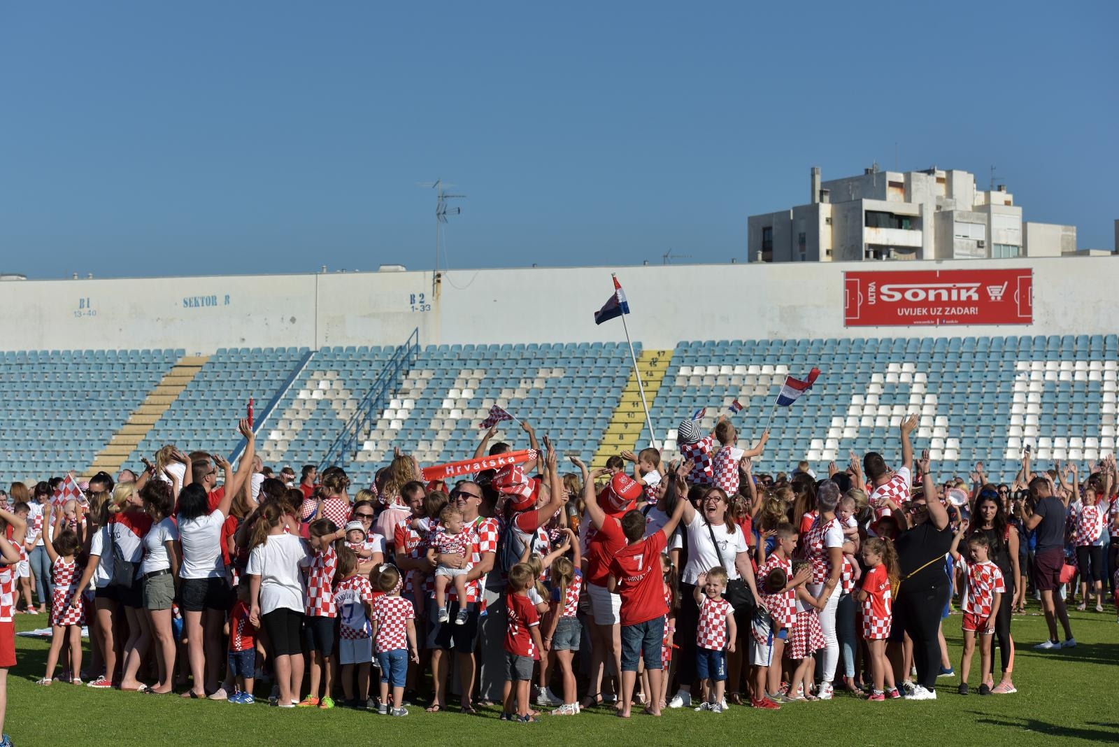 Šime Strikoman i nekoliko stotina Zadrana u Stanovima snimili milenijsku fotografiju u podrške Vatrenima Šime Strikoman i nekoliko stotina Zadrana u Stanovima snimili milenijsku fotografiju u podrške Vatrenima