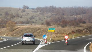 Jošani: Tri osobe poginule u frontalnom sudaru između dva automobila Jošani: Tri osobe poginule u frontalnom sudaru između dva automobila