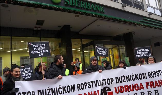 Članovi Udruge Franak blokirali rad poslovnice Sberbanke u Varšavskoj, Foto: Hina