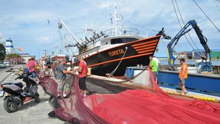 Krpanje ribarske mriže posao koji se sve manje viđa uz obalu Jadrana. Photo: Ivo Čagalj/PIXSELL Krpanje ribarske mriže posao koji se sve manje viđa uz obalu Jadrana. Photo: Ivo Čagalj/PIXSELL