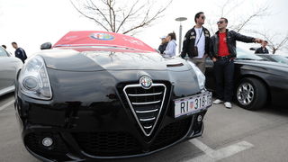 Zadar, 250312.
Vlasnici i ljubitelji automobilske marke Alfa Romeo okupili su se jutros na parkiralistu jedrilicarskog kluba Uskok kako bi pokazali svoje limene ljubimce i razgledali tudje.
Na slici: detalj sa dogadjanja.
Foto: Luka Gerlanc / CROPIX Zadar, 250312.
Vlasnici i ljubitelji automobilske marke Alfa Romeo okupili su se jutros na parkiralistu jedrilicarskog kluba Uskok kako bi pokazali svoje limene ljubimce i razgledali tudje.
Na slici: detalj sa dogadjanja.
Foto: Luka Gerlanc / CROPIX