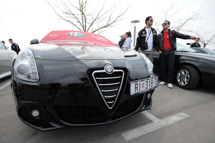 Zadar, 250312.
Vlasnici i ljubitelji automobilske marke Alfa Romeo okupili su se jutros na parkiralistu jedrilicarskog kluba Uskok kako bi pokazali svoje limene ljubimce i razgledali tudje.
Na slici: detalj sa dogadjanja.
Foto: Luka Gerlanc / CROPIX Zadar, 250312.
Vlasnici i ljubitelji automobilske marke Alfa Romeo okupili su se jutros na parkiralistu jedrilicarskog kluba Uskok kako bi pokazali svoje limene ljubimce i razgledali tudje.
Na slici: detalj sa dogadjanja.
Foto: Luka Gerlanc / CROPIX