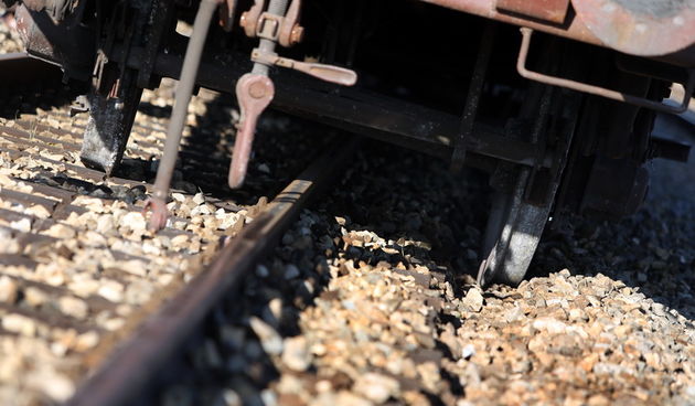 Staro Petrovo Selo, 171012.Zeljeznicka pruga, VLAK. Na zeljeznickoj pruzi Zagreb-Tovarnik, nedaleko Starog Petrovog Sela, rano jutros iz tracnica je iskocilo 12 praznih teretnih vagona vlaka koji vozi od Vinkovaca prema Kutini, a ozlijedjenih nema. Uvidja