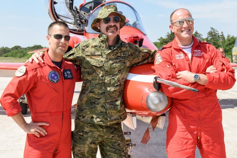 Akrobatska skupina “Red Arrows” Royal Air Forcea u posjeti Zračnoj bazi u Zemuniku Akrobatska skupina “Red Arrows” Royal Air Forcea u posjeti Zračnoj bazi u Zemuniku