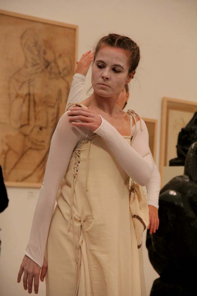 Glazbeno-plesni performans “Ona koja nosi”, foto: Iva Perinčić Glazbeno-plesni performans “Ona koja nosi”, foto: Iva Perinčić