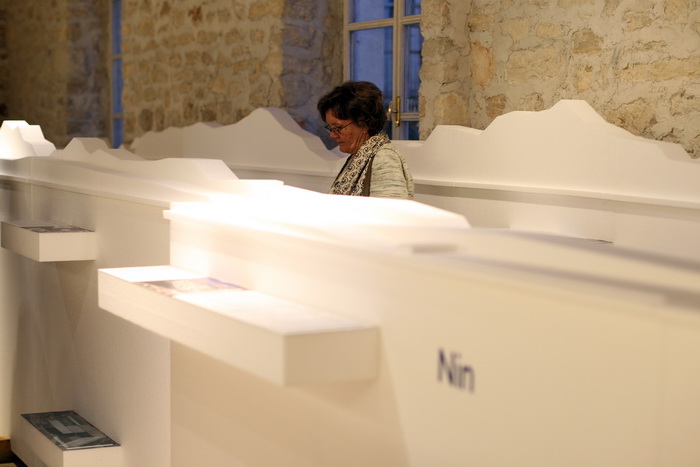 Zadar, 180413.
Providurova palaca, koncertna dvorana.
Zavod za prostorno uredjenje Zadarske zupanije priredio je izlozbu pod nazivom Prostori su djelovanja – 20 godina planiranja Zadarske zupanije.
Izlozba je to koja prikazuje 20 i vise godina rada na Zadar, 180413.
Providurova palaca, koncertna dvorana.
Zavod za prostorno uredjenje Zadarske zupanije priredio je izlozbu pod nazivom Prostori su djelovanja – 20 godina planiranja Zadarske zupanije.
Izlozba je to koja prikazuje 20 i vise godina rada na