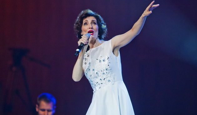 Zagreb, 291012.
Povodom 30 godina karijere Doris Dragovic odrzala je veliki humanitarni koncert u KD Vatroslav Lisinski ciji je sav prihod namijenjen za kupnju respiratora za odjel intezivnog lijecenja u Klaicevoj djecjoj bolnici.
Na fotografiji: Doris Dr