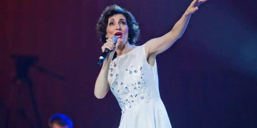 Zagreb, 291012.
Povodom 30 godina karijere Doris Dragovic odrzala je veliki humanitarni koncert u KD Vatroslav Lisinski ciji je sav prihod namijenjen za kupnju respiratora za odjel intezivnog lijecenja u Klaicevoj djecjoj bolnici.
Na fotografiji: Doris Dr