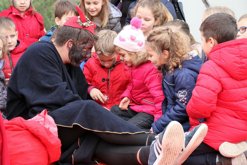 Sveti Nikola darivao mališane na Viru, Krampus bez posla Sveti Nikola darivao mališane na Viru, Krampus bez posla