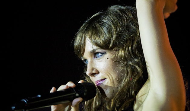 Zagreb, 030612.
Francuska pjevacica Zaz, pravog imena Isabelle Geffroy, kojoj je planetarnu slavu donio singl Je veux, odrzala je veceras koncert pred prepunom dvoranom Doma sportova.
Foto: Neja Markicevic / CROPIX