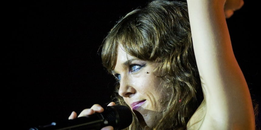 Zagreb, 030612.
Francuska pjevacica Zaz, pravog imena Isabelle Geffroy, kojoj je planetarnu slavu donio singl Je veux, odrzala je veceras koncert pred prepunom dvoranom Doma sportova.
Foto: Neja Markicevic / CROPIX