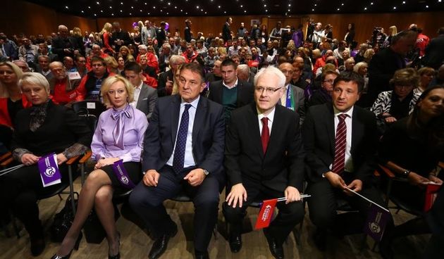 U maloj dvorani KD Vatroslav Lisinski odrzano predstavljanje kandidacijskih lista koalicije Uspjesna Hrvatska (Naprijed Hrvatska!- Progresivni savez, Narodna stranka – reformisti, Stranka hrvatskih umirovljenika i Zeleni forum). Radimir Cacic, Ivo Josipov