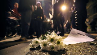 Zagreb, 040311.
Ilica.
Peti po redu, protuvladin prosvjed tzv. facebook grupe.
Na fotografiji: Prosvjednici na Trgu zrtava fasizma idu prema sredisnjici HDZ-a, cvijece.
Foto: Boris Kovacev / CROPIX Zagreb, 040311.
Ilica.
Peti po redu, protuvladin prosvjed tzv. facebook grupe.
Na fotografiji: Prosvjednici na Trgu zrtava fasizma idu prema sredisnjici HDZ-a, cvijece.
Foto: Boris Kovacev / CROPIX