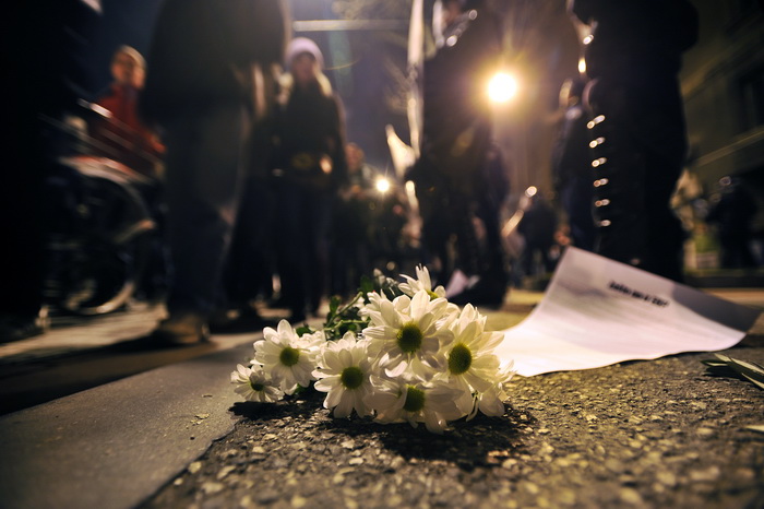 Zagreb, 040311.
Ilica.
Peti po redu, protuvladin prosvjed tzv. facebook grupe.
Na fotografiji: Prosvjednici na Trgu zrtava fasizma idu prema sredisnjici HDZ-a, cvijece.
Foto: Boris Kovacev / CROPIX Zagreb, 040311.
Ilica.
Peti po redu, protuvladin prosvjed tzv. facebook grupe.
Na fotografiji: Prosvjednici na Trgu zrtava fasizma idu prema sredisnjici HDZ-a, cvijece.
Foto: Boris Kovacev / CROPIX