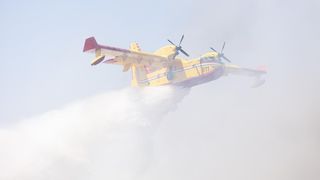 Vatrogasci i kanaderi lokalizirali požar u blizini gradskog deponija Vatrogasci i kanaderi lokalizirali požar u blizini gradskog deponija