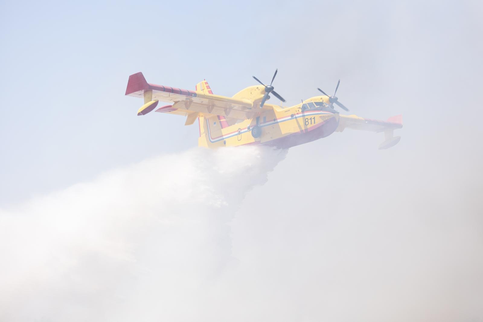 Vatrogasci i kanaderi lokalizirali požar u blizini gradskog deponija Vatrogasci i kanaderi lokalizirali požar u blizini gradskog deponija