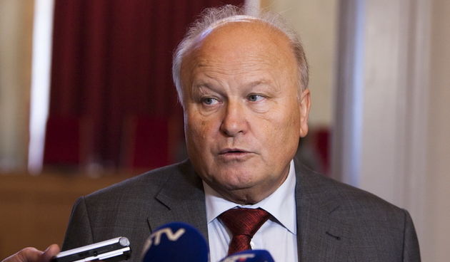 Osijek, 290113.
Slavko Linic ministar financija odrzao je u Osijeku prezentaciju Nacrta prijedloga zakona o porezu na nekretnine na javnoj raspravi koju je organizirala udruga gradova u Velikoj vijecnici Osjecko-baranjske zupanije.Na fotografiji: Ministar