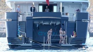 Članovi benda U2 David Howell Evans poznatiji kao The Edge i Adam Clayton odmaraju na Paklenim otocima u pauzi snimanja novog albuma