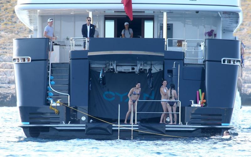 Članovi benda U2 David Howell Evans poznatiji kao The Edge i Adam Clayton odmaraju na Paklenim otocima u pauzi snimanja novog albuma