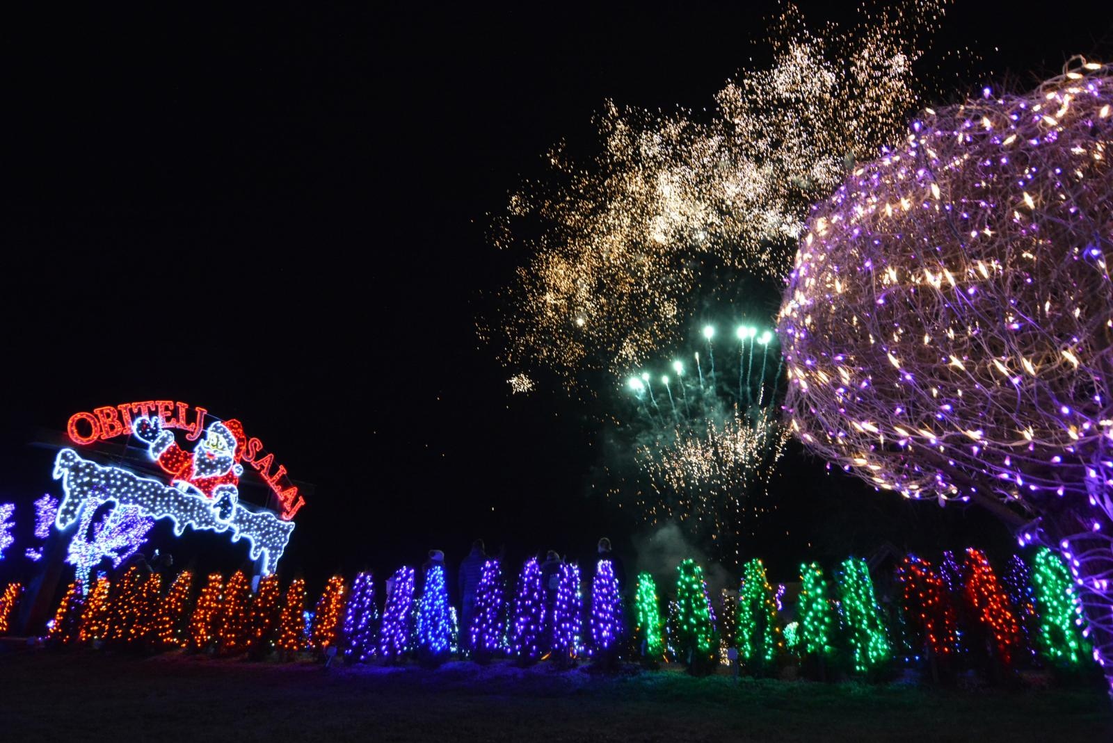 Uz 2,5 milijuna lampica zasjala ovogodišnja božićna bajka u Salajlandu Uz 2,5 milijuna lampica zasjala ovogodišnja božićna bajka u Salajlandu