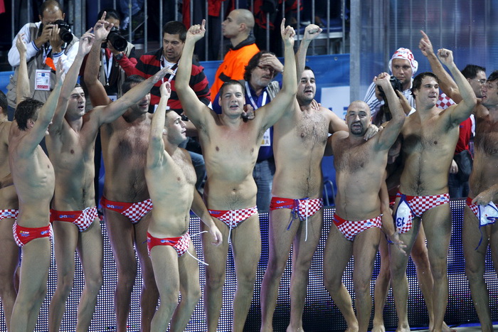 Zagreb, 110910.
Bazen Mladosti na Savi.
29. Europsko prvenstvo u vaterpolu.
Finalna utakmica za pobjednika Europskog prvenstva u vaterpolu  Hrvatska – Italija.
Na slici: slavlje hrvatskih igraca.
Foto: Goran Mehkek / CROPIX