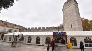 U organizaciji HGK Zupanijske komore Zadar na Trgu pet bunara otvoren je 10. sajam hrane, pica, delikatesnih proizvoda i suvenira Nasi mali gusti. Photo: Dino Stanin/PIXSELL U organizaciji HGK Zupanijske komore Zadar na Trgu pet bunara otvoren je 10. sajam hrane, pica, delikatesnih proizvoda i suvenira Nasi mali gusti. Photo: Dino Stanin/PIXSELL