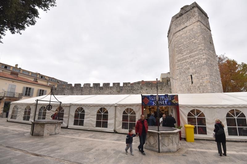 U organizaciji HGK Zupanijske komore Zadar na Trgu pet bunara otvoren je 10. sajam hrane, pica, delikatesnih proizvoda i suvenira Nasi mali gusti. Photo: Dino Stanin/PIXSELL U organizaciji HGK Zupanijske komore Zadar na Trgu pet bunara otvoren je 10. sajam hrane, pica, delikatesnih proizvoda i suvenira Nasi mali gusti. Photo: Dino Stanin/PIXSELL