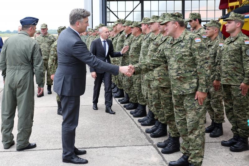 Plenković i Krstičević posjetili zračnu bazu Zemunik i protupožarnu eskadrilu Plenković i Krstičević posjetili zračnu bazu Zemunik i protupožarnu eskadrilu