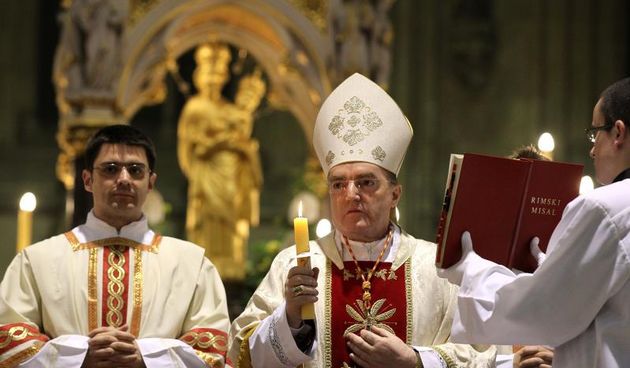 Zagreb – Zagrebacki nadbiskup kardinal Josip Bozanic u katedrali je na Veliku subotu predvodio obred Vazmenog bdijenja. Photo: Bernard Covic/Glas koncila/PIXSELL