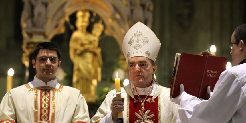 Zagreb – Zagrebacki nadbiskup kardinal Josip Bozanic u katedrali je na Veliku subotu predvodio obred Vazmenog bdijenja. Photo: Bernard Covic/Glas koncila/PIXSELL Zagreb – Zagrebacki nadbiskup kardinal Josip Bozanic u katedrali je na Veliku subotu predvodio obred Vazmenog bdijenja. Photo: Bernard Covic/Glas koncila/PIXSELL