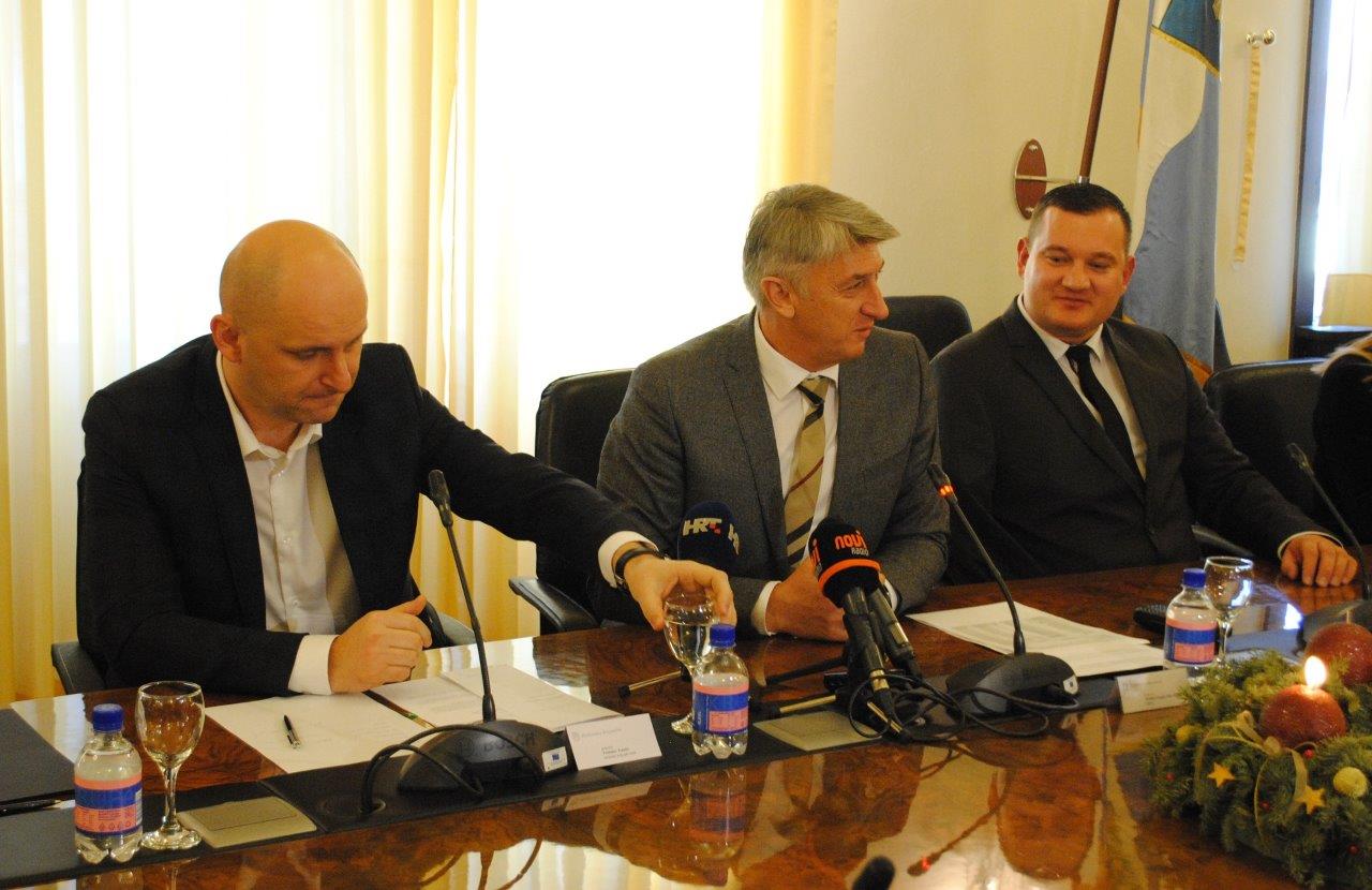 Ministar Tolušić potpisao ugovore za sanaciju šteta od poplave Ministar Tolušić potpisao ugovore za sanaciju šteta od poplave