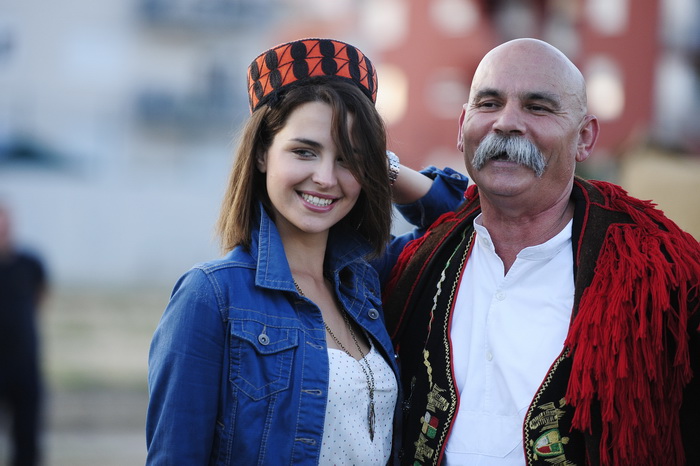 Sibenik, 030612.
Stadion Subicevac.
Veceras je odrzan humanitarni koncert “Sibenska srca za nasu dicu” na kojem su prikupljana sredstva za lijecenje djece oboljele od malignih bolesti. Koncert je vodila poznata glumica Doris Pincic, a nastupile su mnoge e Sibenik, 030612.
Stadion Subicevac.
Veceras je odrzan humanitarni koncert “Sibenska srca za nasu dicu” na kojem su prikupljana sredstva za lijecenje djece oboljele od malignih bolesti. Koncert je vodila poznata glumica Doris Pincic, a nastupile su mnoge e