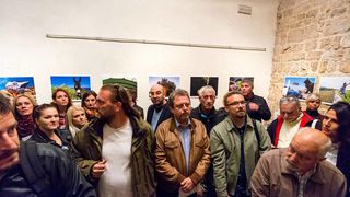 Galerija Kapetanova kula: Svečano otvorenje izložbe “Rastočeno vrime” Stipe Suraća. Foto: Mladen Radolović Mrlja Galerija Kapetanova kula: Svečano otvorenje izložbe “Rastočeno vrime” Stipe Suraća. Foto: Mladen Radolović Mrlja