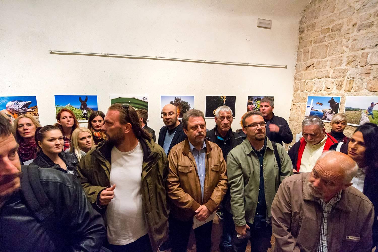 Galerija Kapetanova kula: Svečano otvorenje izložbe “Rastočeno vrime” Stipe Suraća. Foto: Mladen Radolović Mrlja Galerija Kapetanova kula: Svečano otvorenje izložbe “Rastočeno vrime” Stipe Suraća. Foto: Mladen Radolović Mrlja