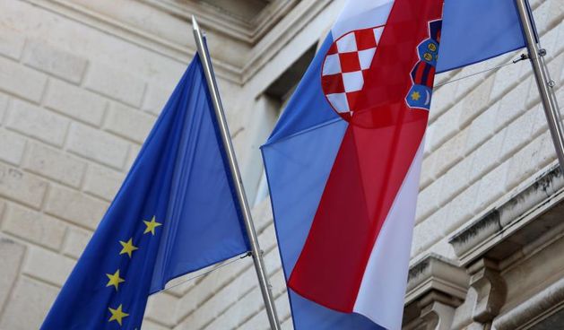 23.06.2012., Zadar – Zastava EU i Republike Hrvatske na zgradi gradskog poglavarstva. Photo: Filip Brala/PIXSELL. Hrvatska zastava, zastava Europske unije. Europska unija.