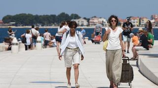 Velik broj turista jutro je proveo u gradu, a dio njih odlucio je plazu zamijeniti rivom. Photo: Dino Stanin/PIXSELL Autor  Dino Stanin/PIXSELL Ključne riječi  gosti, sunce, more, turisti, turizam, kupanje, suncanje, riva