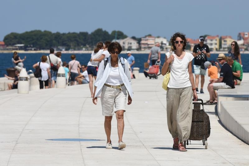 Velik broj turista jutro je proveo u gradu, a dio njih odlucio je plazu zamijeniti rivom. Photo: Dino Stanin/PIXSELL Autor  Dino Stanin/PIXSELL Ključne riječi  gosti, sunce, more, turisti, turizam, kupanje, suncanje, riva