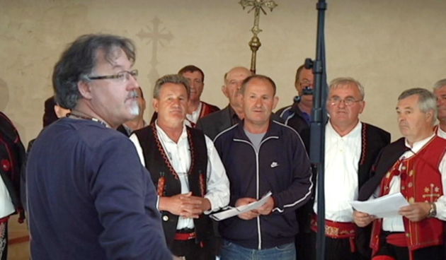 Joško Ćaleta sa pučkim crkvenim pjevačima iz Pridrage