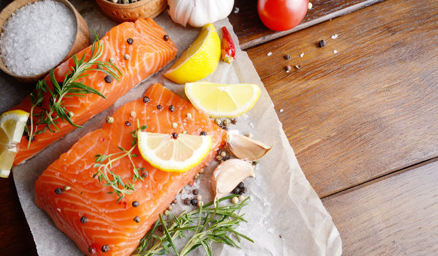 Češnjak + losos – također mogu smanjiti rizik od srčanih bolesti. Studija iz 1997. godine u American Journal of Nutrition testirala je učinke na muškarce s visokim kolesterolom i ukupna razina kolesterola i razine LDL-a smanjile su se za 12,2% i za 9,5%