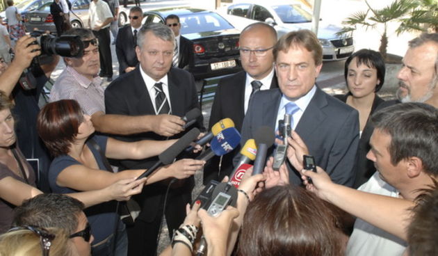 Split, 270709.
Groblje Lovrinac.
Komemoracija za poginule u zeljeznickoj nesreci u Rudinama.?U Hrvatskoj je proglasen dan zalosti zbog tragicne nesrece nagibnog vlaka u Rudinama, u kojoj je poginulo sestero putnika, a 55 ih je ozlijedjeno. Obitelji strada