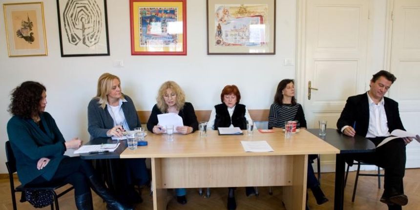 Zagreb – U Hrvatskom drustvu dramskih umjetnosti objavljene su nominacije za Nagrade hrvatskog glumista 2014. godine. Na objavi nominacija bili su nazocni Dubravka Ostojic, Marija Filipovic, Kostadinka Velkovska, Visnja Mazuran, Biserka Maricic i predsjed