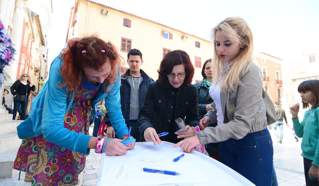 Narodni trg: Potpisivanje peticije za azil, foto: Iva Perincic