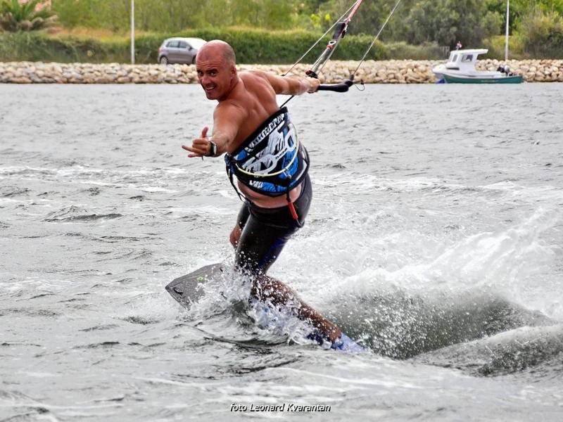 Kite surferi guštaju u Ninu